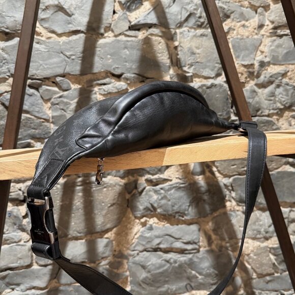 Louis Vuitton 2020 Black Eclipse Monogram Discovery Bumbag - Picture 3 of 15